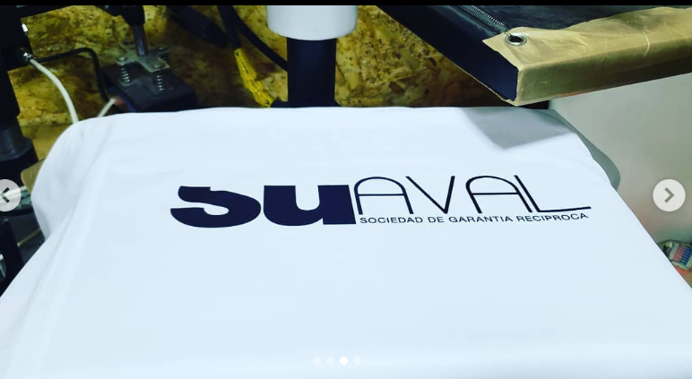 Polera corporativa personalizada en proceso