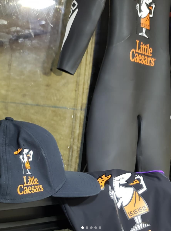 Gorros, prendas y trajes personalizados para Little Caesars