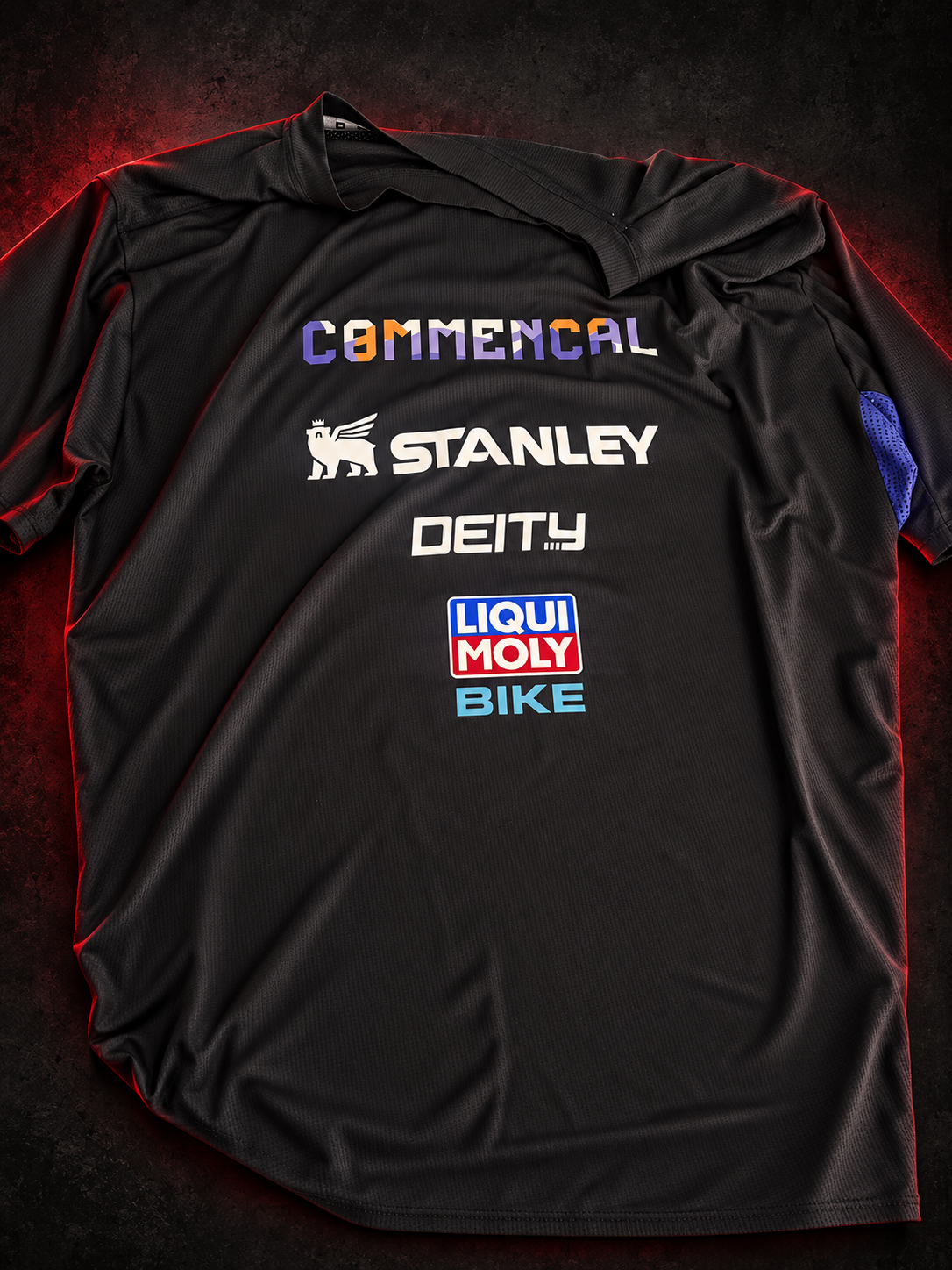 Polera Commencal estampada con logos de auspiciadores