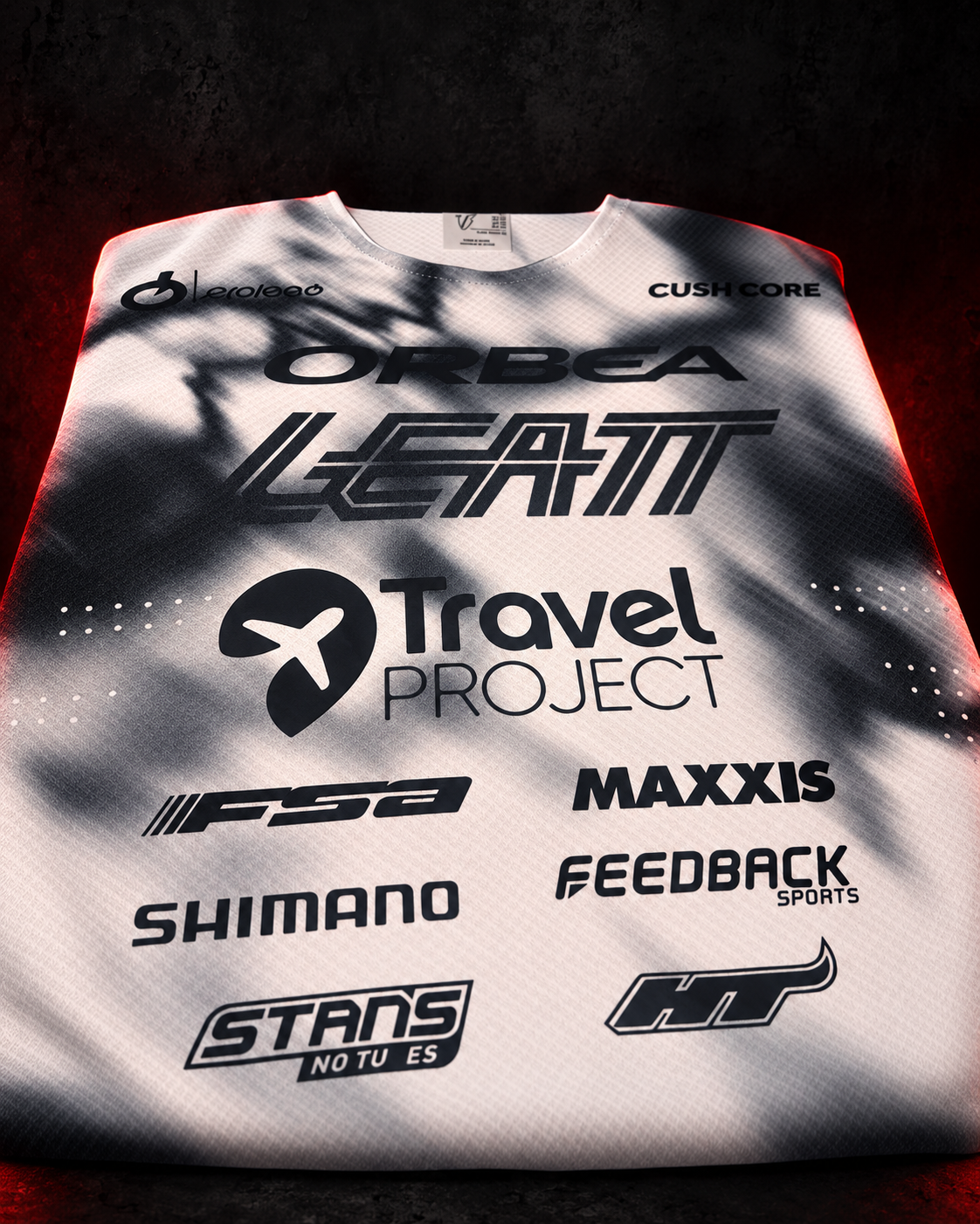 Jersey blanco personalizado con estampados deportivos